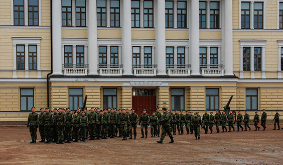 RUK265 Reserviupseerikoulun päärakennuksen kentällä