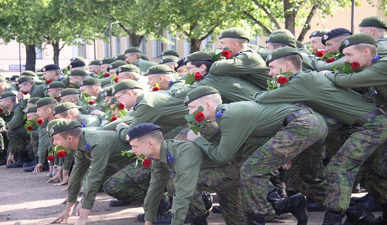 Rukkilaisia kurssilta RUK252 ruusut suussa valmiina ryntäämään avecin luo.