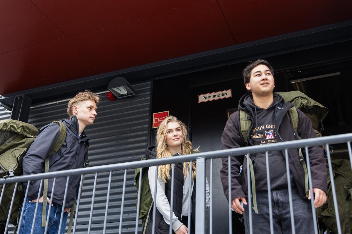 Reserviin siirtyvät erikoiskoulutetut varusmiehet odottamassa pääsyä varustepalautuksiin.