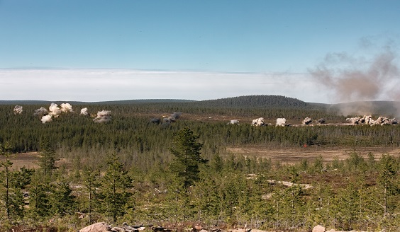 Tykistötulta ja osumia laajasti Rovajärven tunturimaisemassa, ampuma- ja harjoitusalueella.