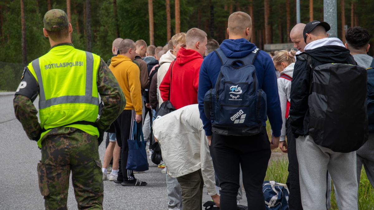 Varusmiehiä palauttamassa tavaroita