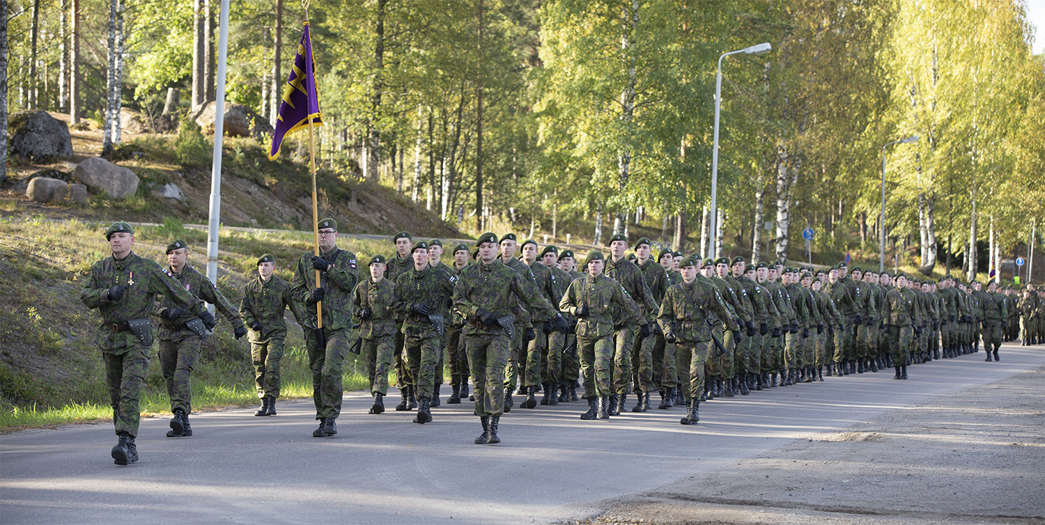 Sotilasjoukko marssii tiellä