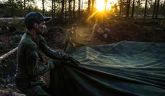 Kaksi varusmiestä pystyttää telttaa