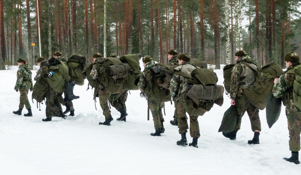 Varusmiehiä menossa palauttamaan varusteita.