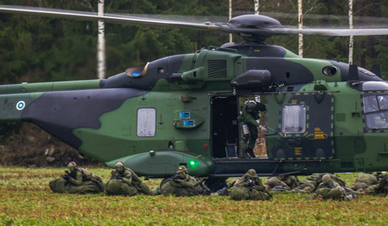 Laskuvarjojääkärit makaavat maassa helikopterin vieressä