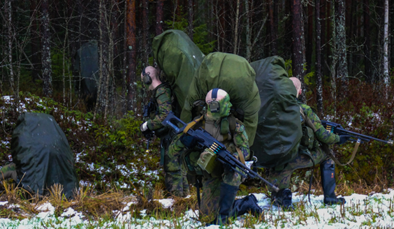 Laskuvarjojääkärit poistuvat metsään