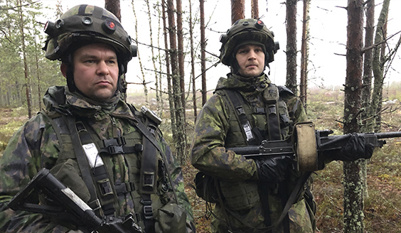 Vääpeli Pohjalainen (vas.) ja jääkäri Tikka valmistautuvat hyökkäämään Etelä-Kymenlaakson maakuntakomppanian mukana.