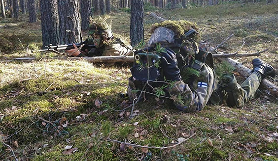 Tiedustelija paikantaa maalia kiikareilla