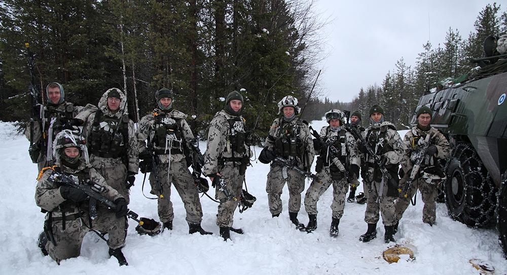 Varusmiehiä siirtymässä kuljetukseen taistelujen jälkeen.