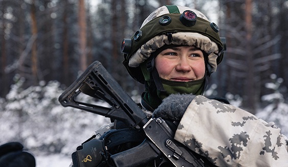 kvinna soldat i skogen