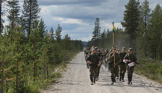 Sotilaat marssivat hiekkatiellä