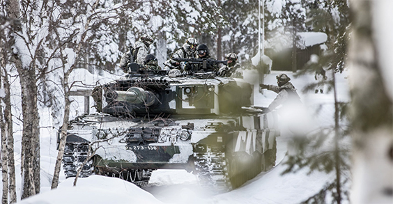 Tank i en snöig skog