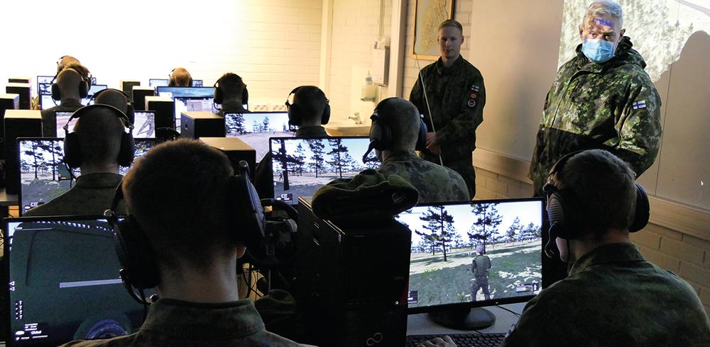 Varusmiehiä virtuaalikoulutusluokassa.
