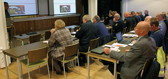 Ihmiset kuuntelevat esitystä auditoriossa