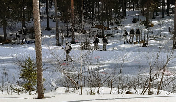 Varusmiehet opettelevat maastossa suluttamaan tieuraa.