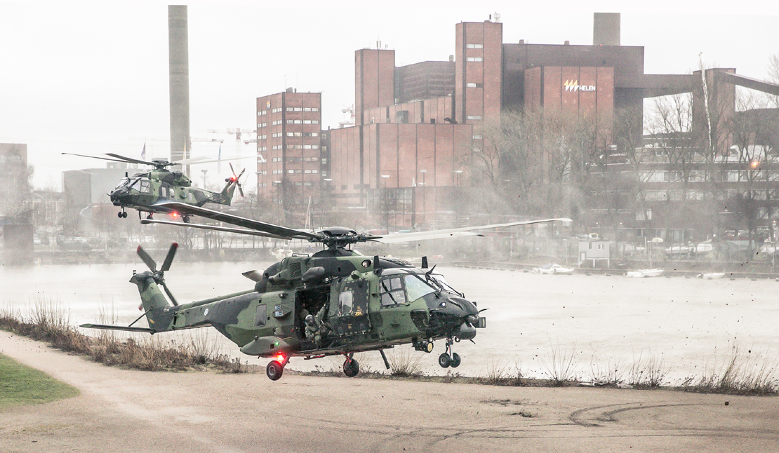 Helikopteri laskeutuu kaupunkiin