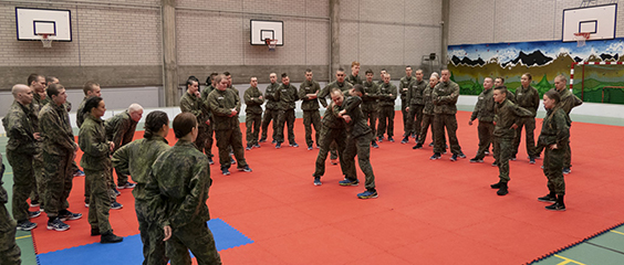 Sotilaat harjoittelevat lähitaistelua liikuntahallissa