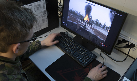 Sotilas harjoittelee tietokoneella virtuaalisesti