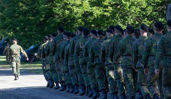 kuva, jossa varusmiehet marssivat varuskunnassa