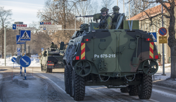 kuva jossa panssariajoneuvo ajaa kaupungin keskusta-alueella