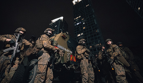 Sotilaita Kalasatamassa Torni-talojen edessä.