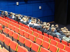 Kutsunnanalaiset nuoret istuvat kutsuntatilaisuudessa auditoriossa.