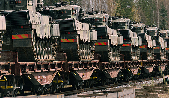 Panssarivaunuja laveteilla rautatiellä.