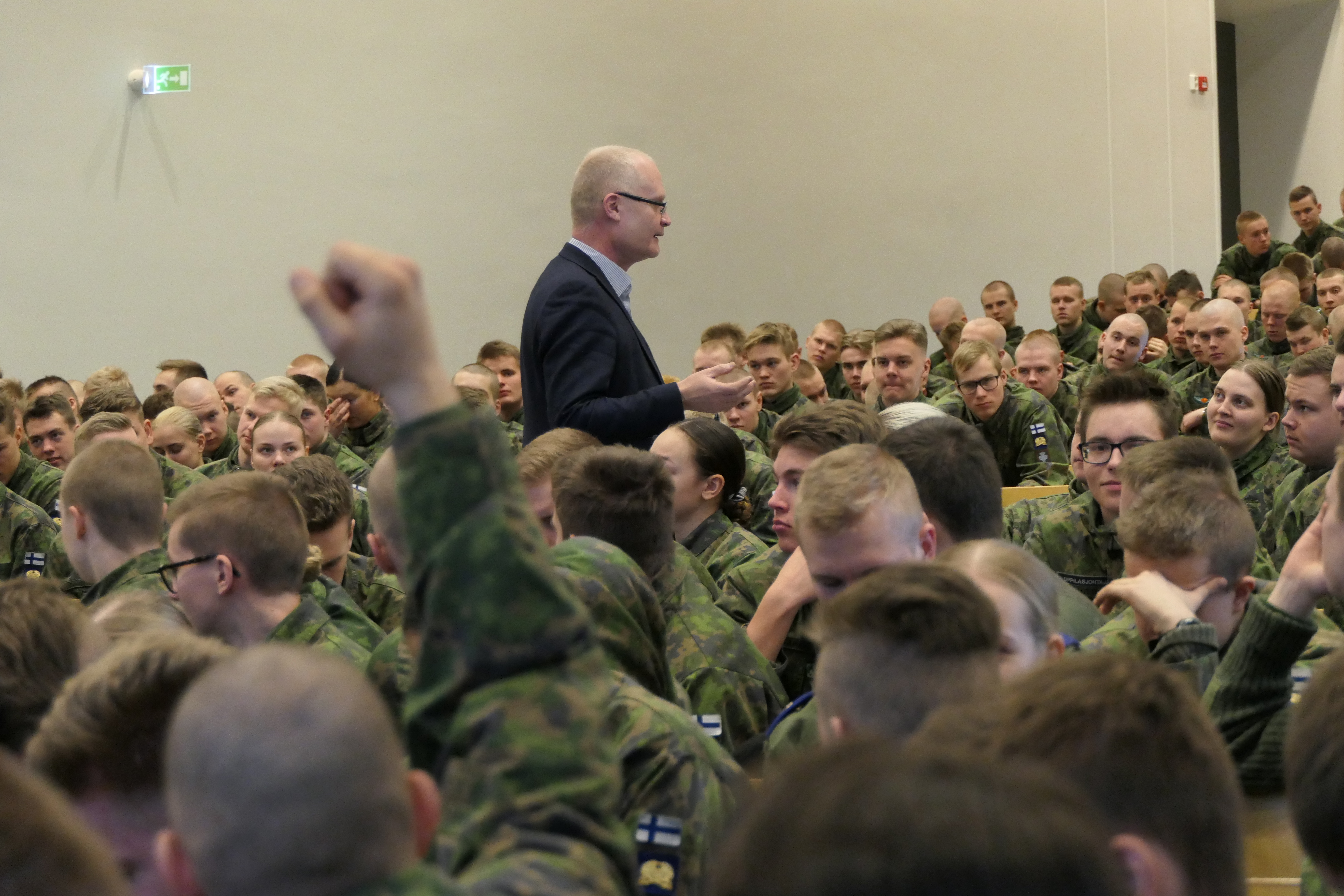 MPK:n Hannu Hyppönen esitteli varusmiehille ja kysymyksiäkin heräsi, käsi on pystyssä kurssilaisella.