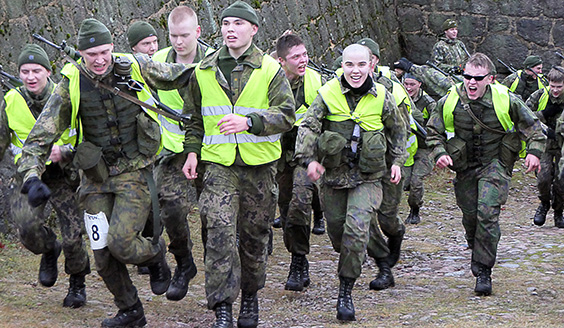 upseeroppilaita saapumassa marssin maalialueelle