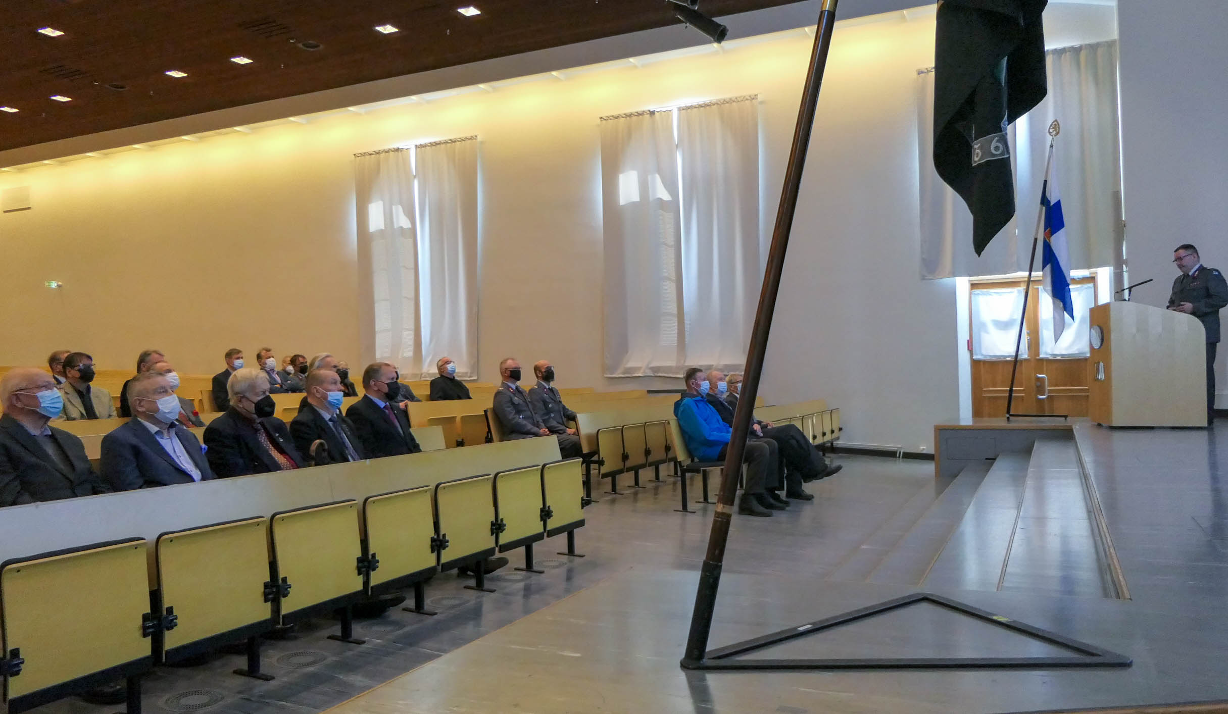 henkilöitä auditoriossa
