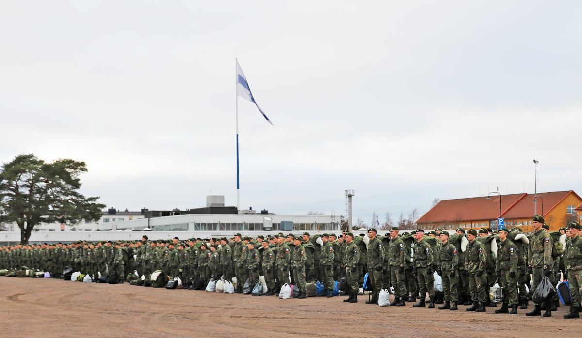 upseerioppilaita varuskunnan pihaan järjestyneenä