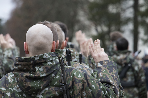 Varusmiehet kuvattuina takaapäin antamassa sotilasvalaa