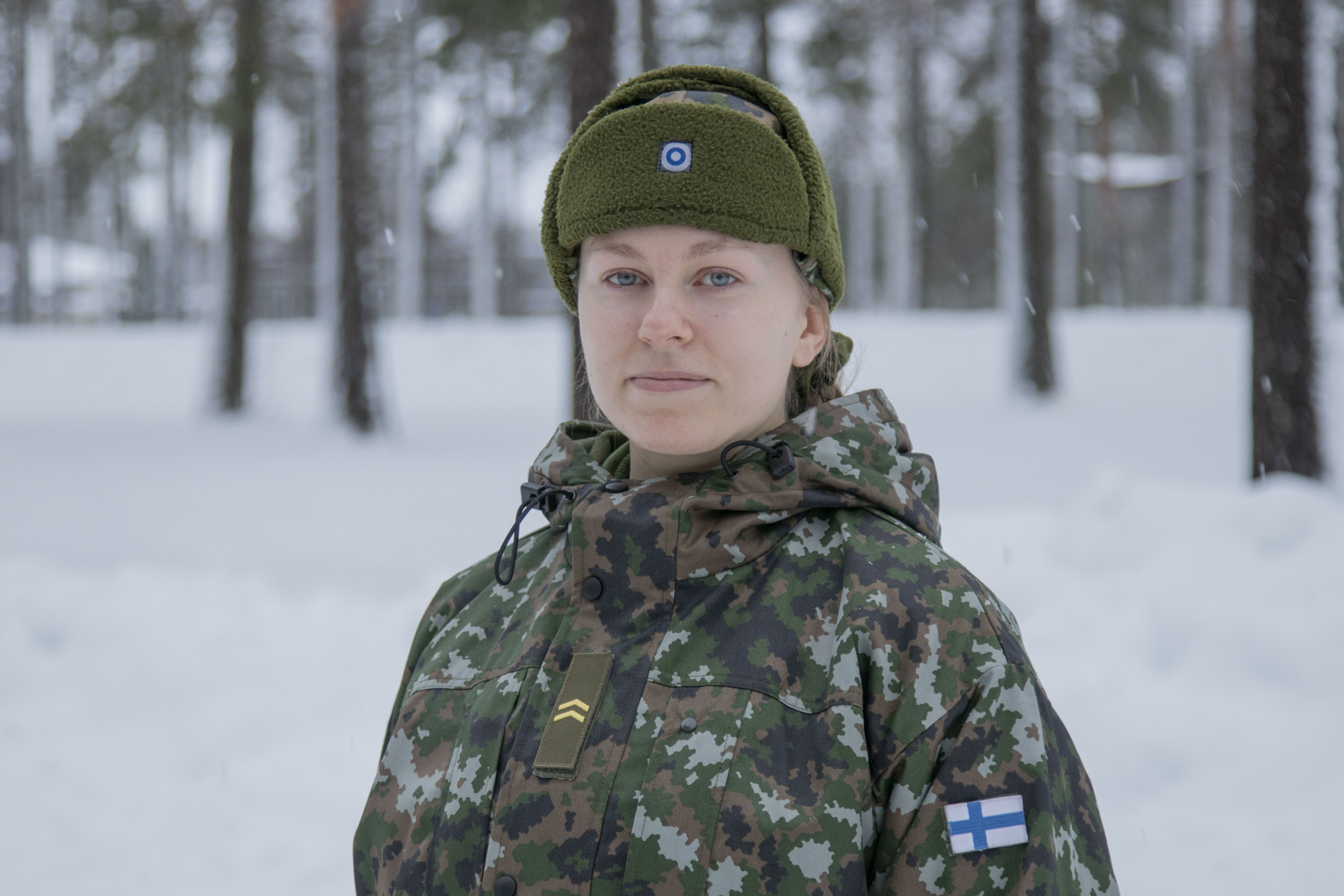Alikersantti Anniina Paananen ulkona lumisen maiseman edustalla.