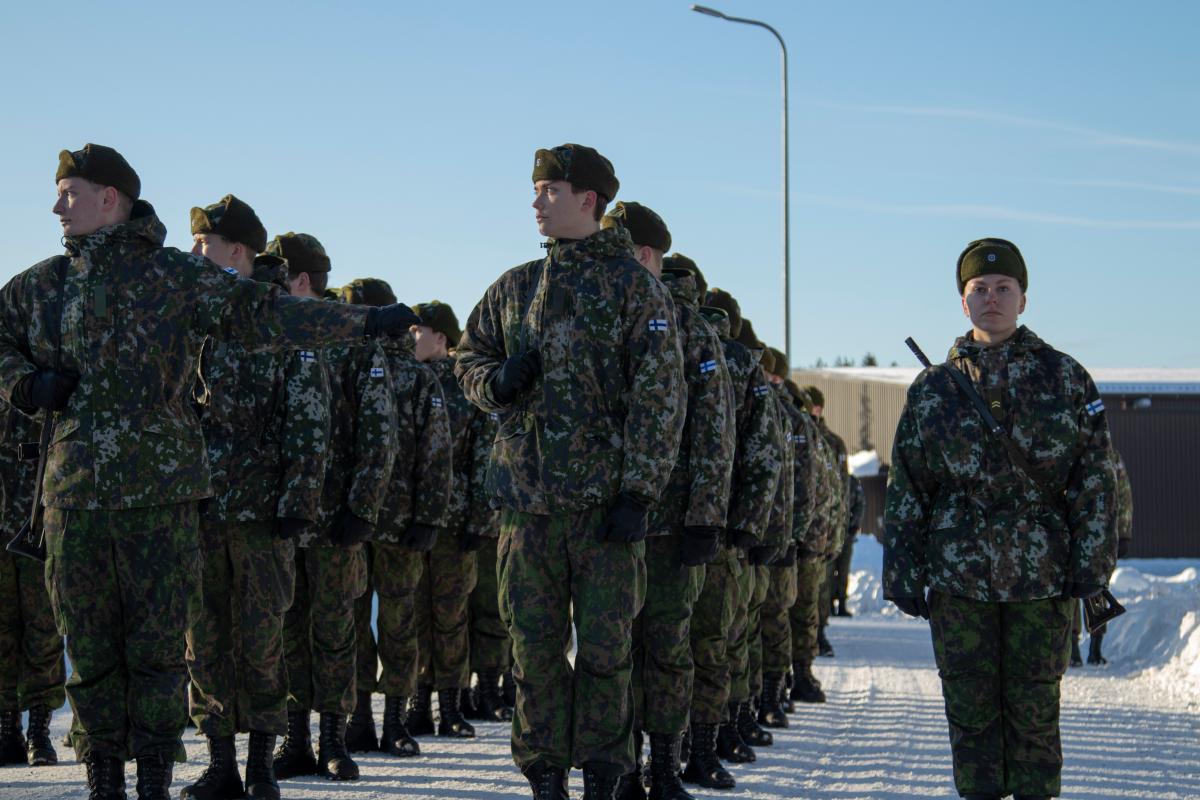 Porin prikaatin varusmiehiä muodossa, johtajana toimiva alikersantti muodon vieressä.