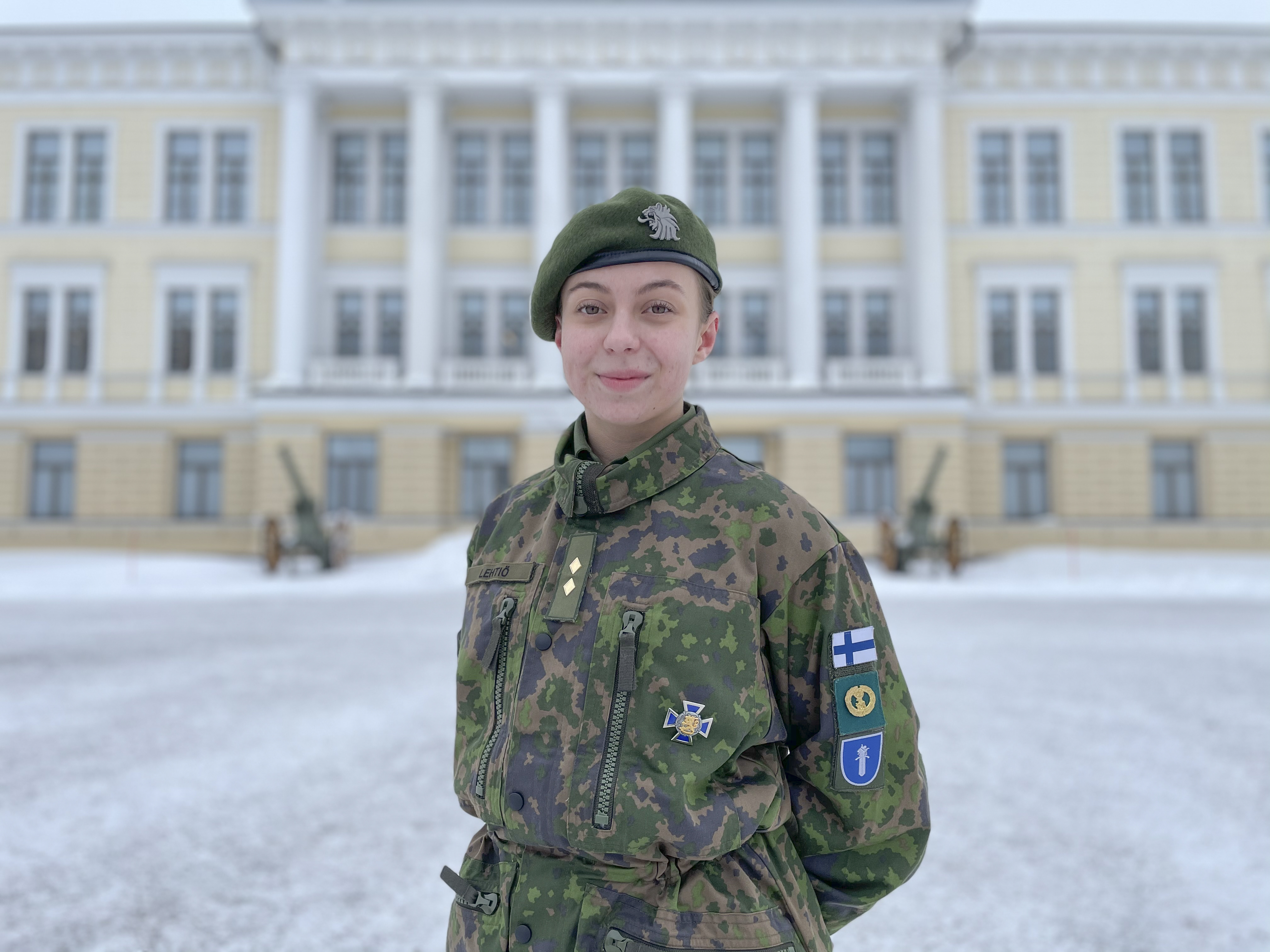 Upseerikokelas Liisa Lehtiö Reserviupseerikoulun edustalla.