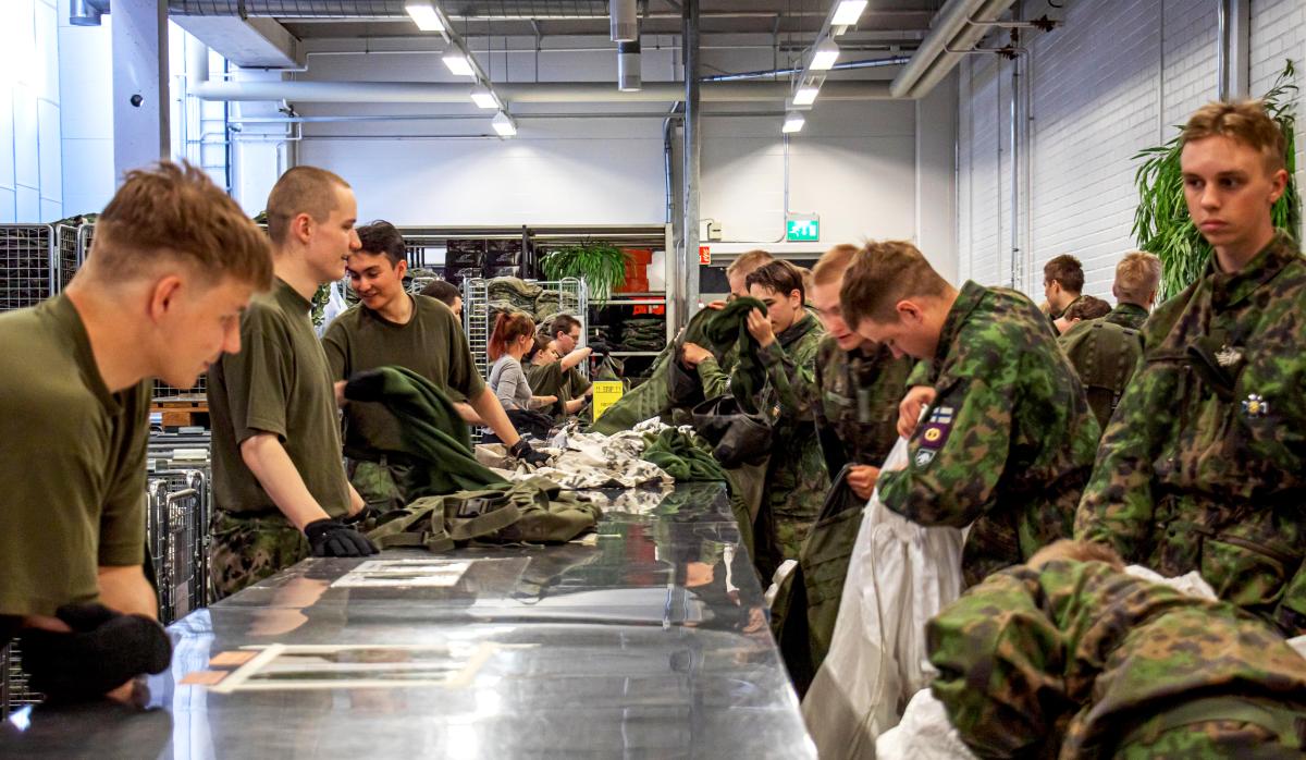 Kotiutuvia varusmiehiä palauttamassa varusteitaan.