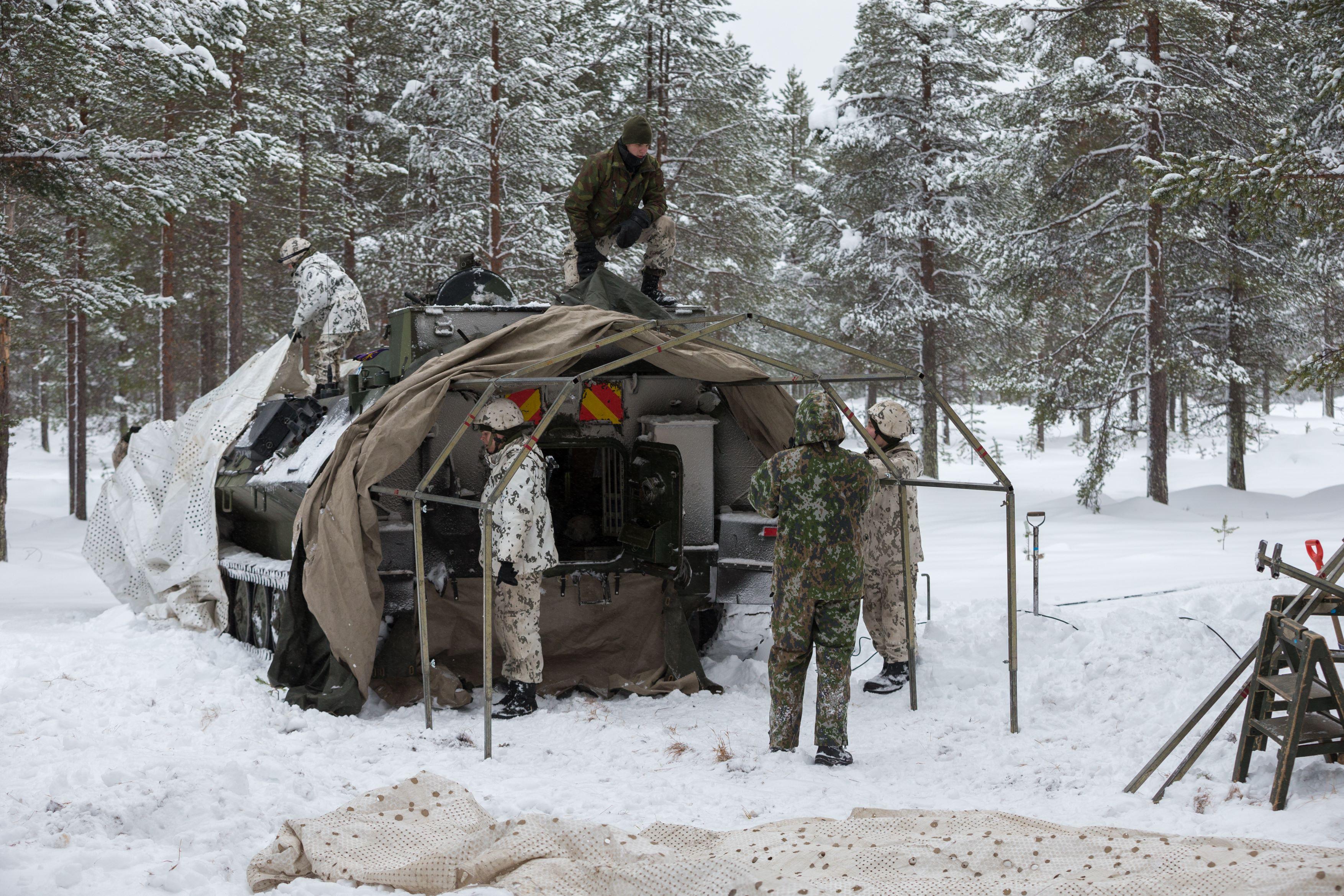 Sotilaat rakentamassa telttaa