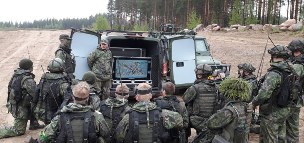 Soldater samlades bakom en skåpbil för att lyssna på tränaren.