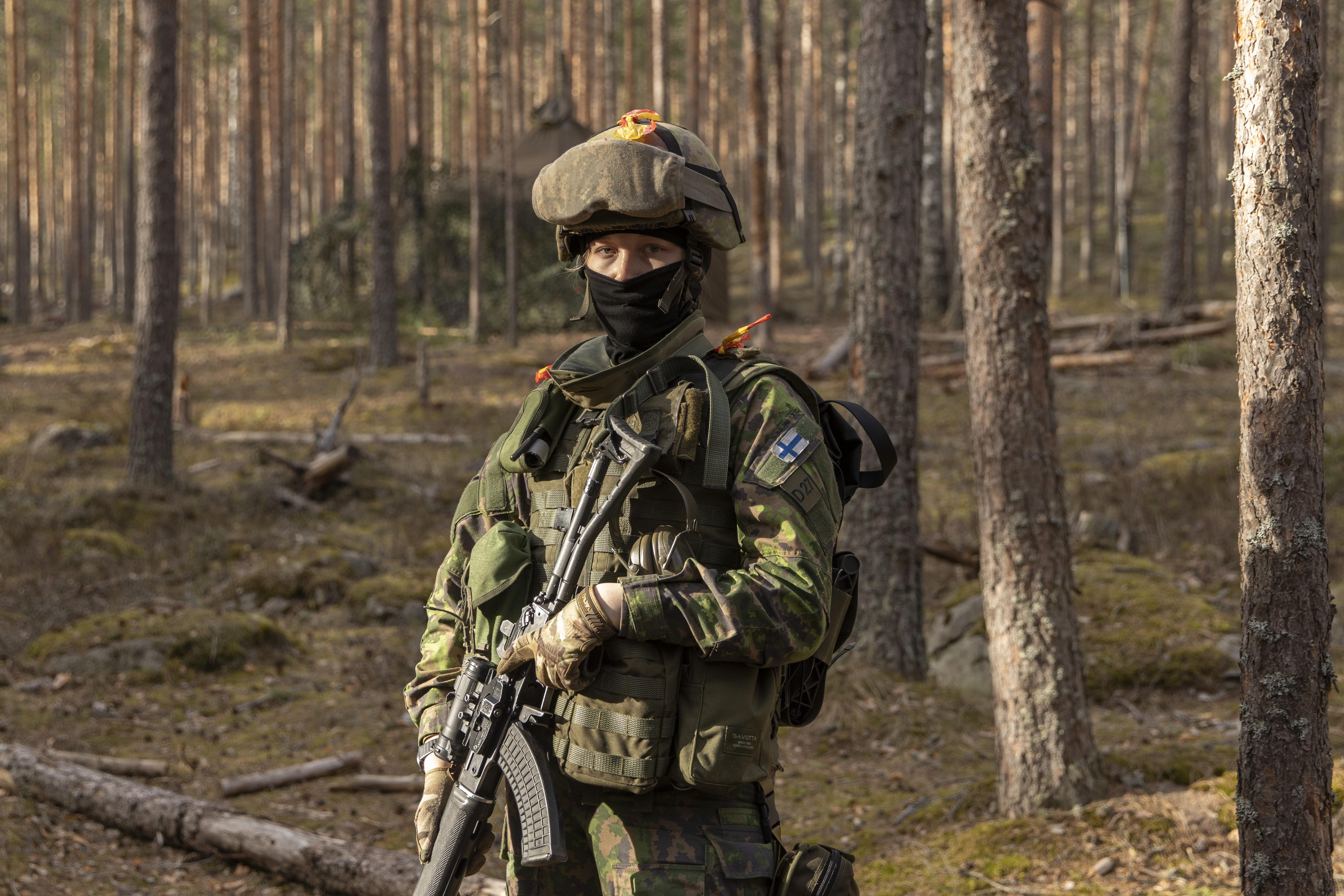 Jääkäri (res) Saan Törmälä-Mäkelä taisteluvarustuksessa.