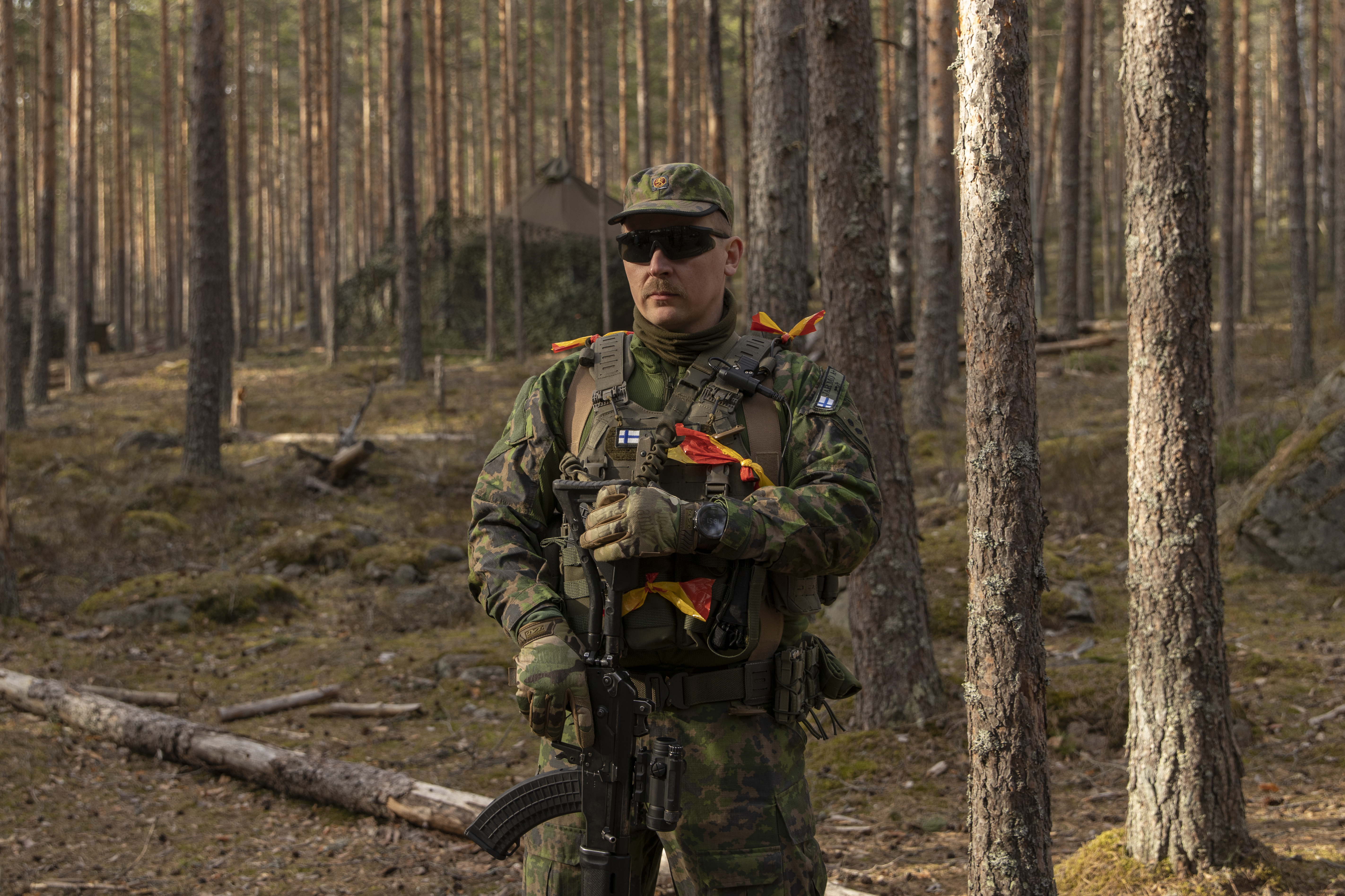 Kanta-Hämeen maakuntakomppanian päällikkö kapteeni (res) Timo Ilomäki taisteluvarustuksessa.