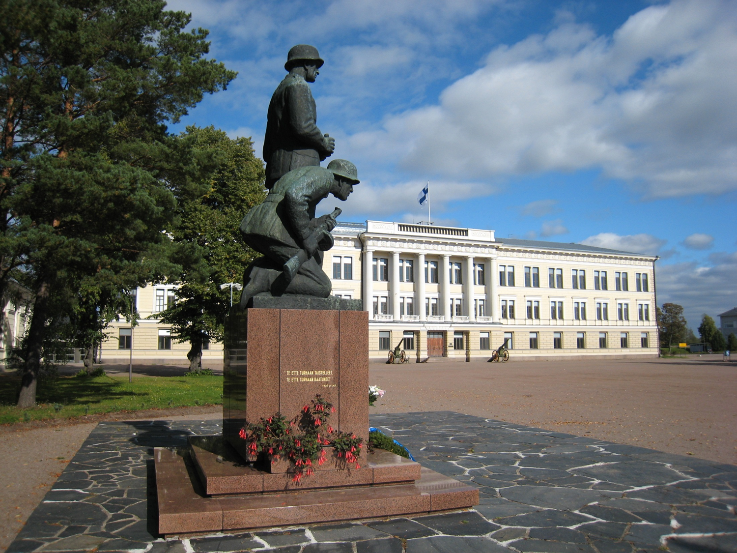 Patsas jossa kuvattuna kaksi taistelijaa