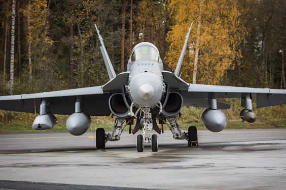 Aseistettu F/A-18 Hornet maassa
