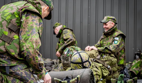 äldre glada reservister