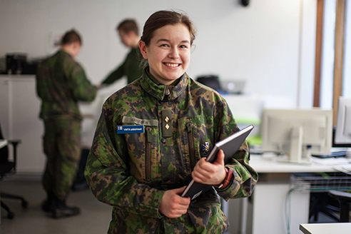 Lycklig officerrulle på kontoret