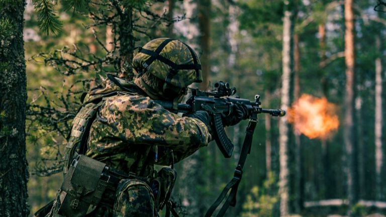 Kuvituskuva, varusmies ampuu kynnäkkökiväärillä