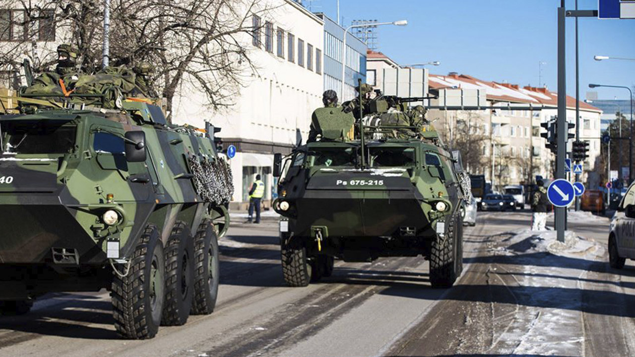 Panssaroidut miehistänkuljetusajoneuvot kaupungissa