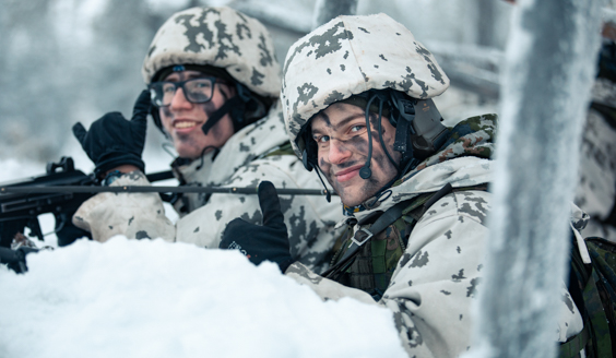 Kaksi iloista sotilasta lumihangessa