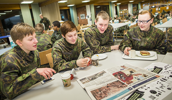 Four conscripts sit and chat 