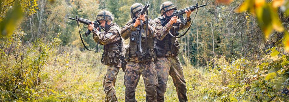 tre soldater i en skog