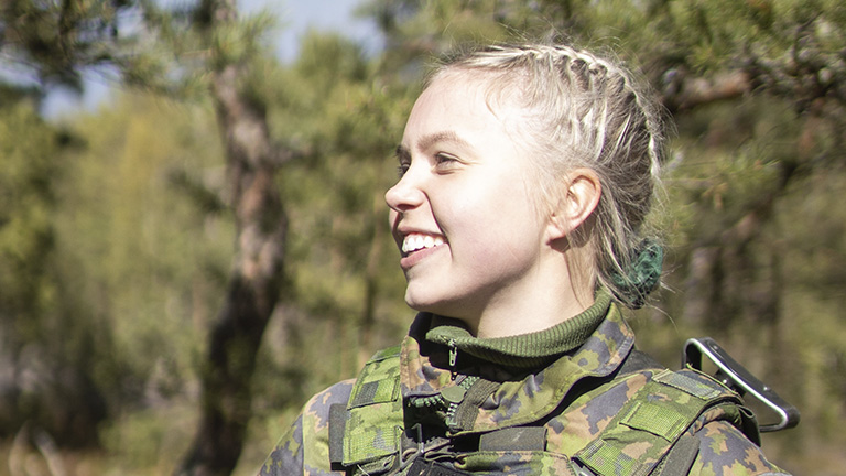 leende kvinnlig soldat